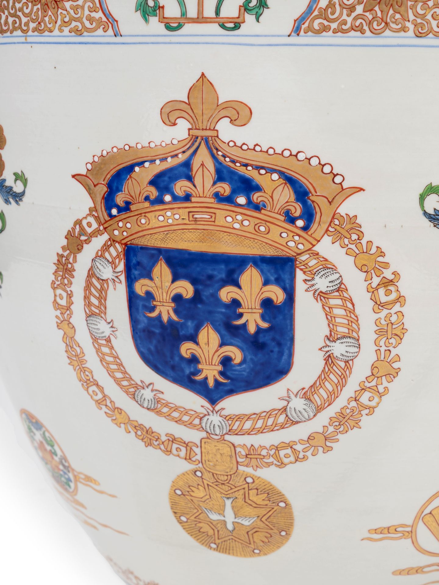 ARMORIAL "ROYAL ARMS OF FRANCE" JARDINIÃˆRE IN POLYCHROME PORCELAIN, Samson Manufacture, 19th centur - Bild 3 aus 5