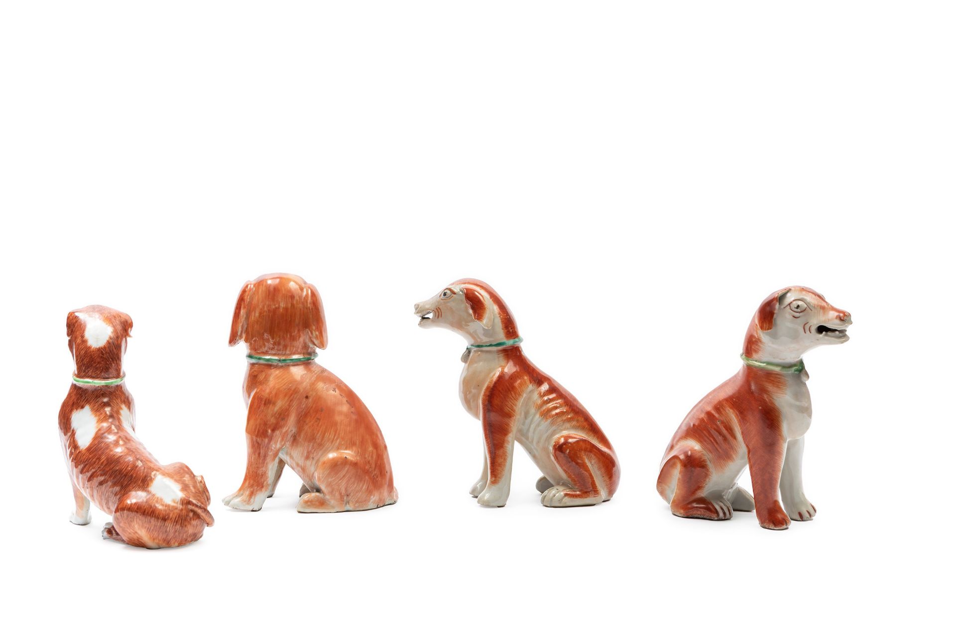 FOUR PORCELAIN FIGURES OF DOGS, China, Qing dynasty, 18th century - Bild 2 aus 3