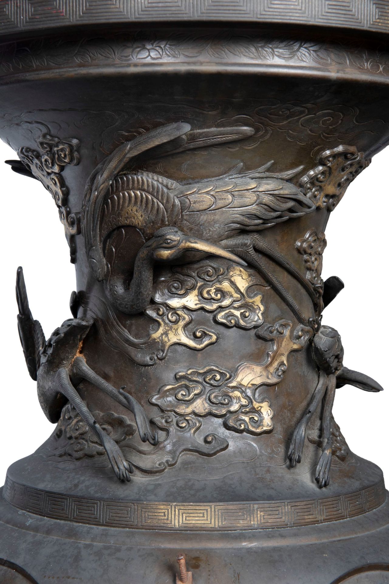 A LARGE PAIR OF BRONZE KOROS, Japan, Meiji period (1868-1912) - Bild 8 aus 9