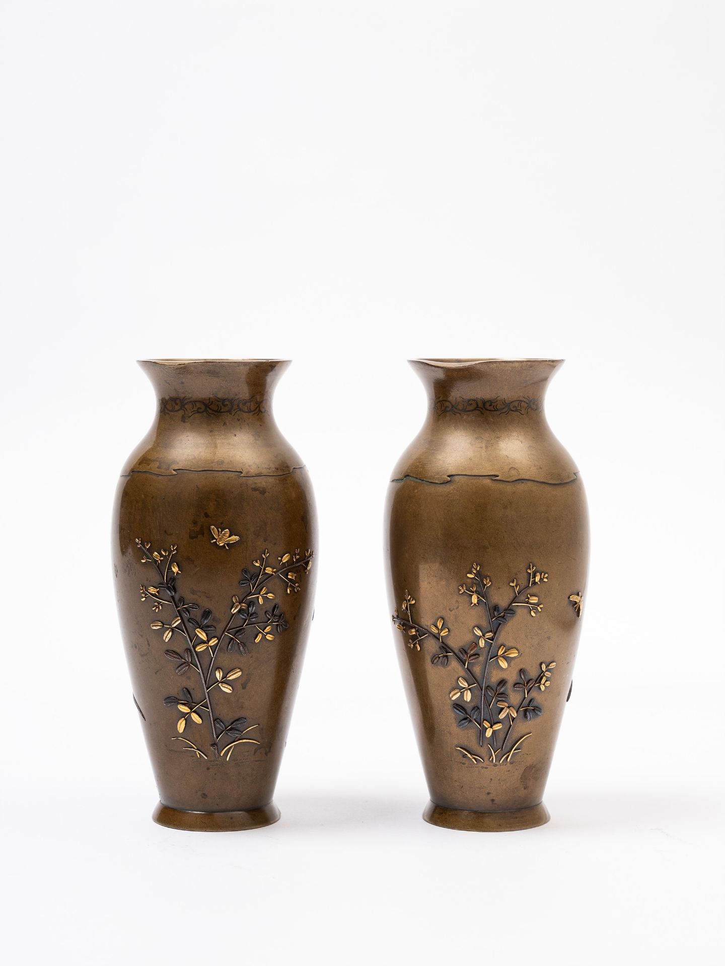 A PAIR OF BRONZE VASES, Japan, Meiji period (1868-1912) - Bild 2 aus 2