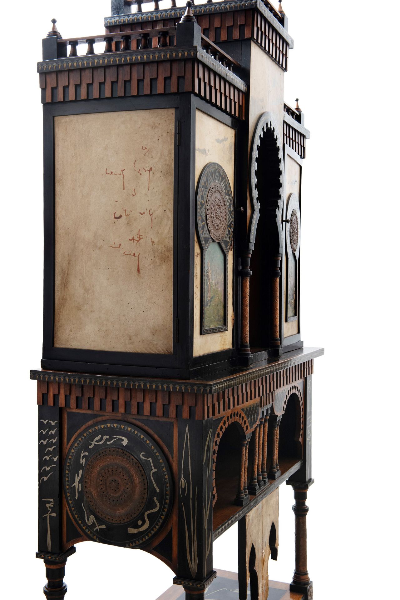 AN IMPORTANT INLAID WOOD AND HAND-PAINTED VELLUM MOSQUÃ‰E CABINET, Around 1900 - Bild 3 aus 10