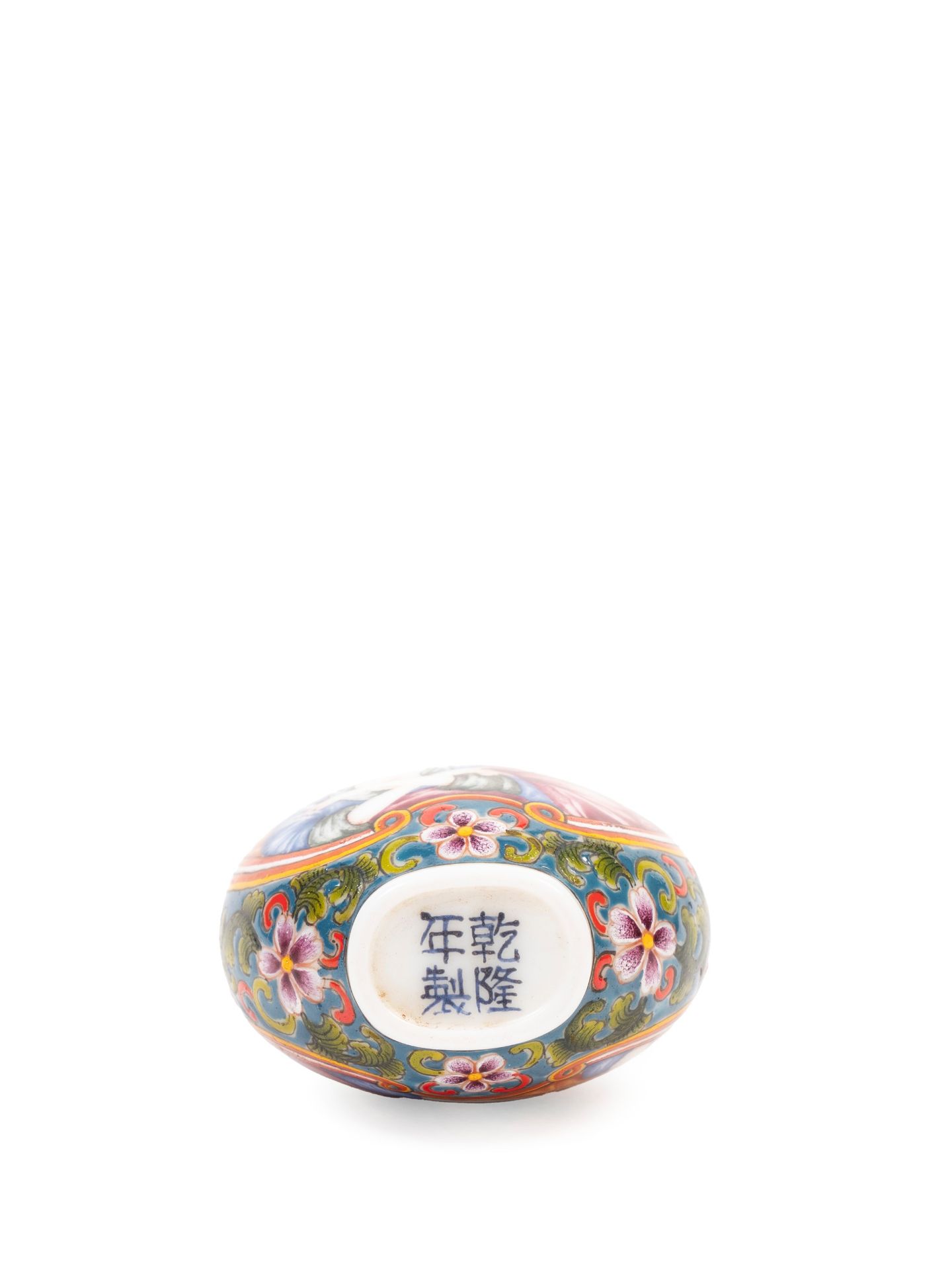 POLYCHROME PORCELAIN SNUFF BOTTLE DEPICTING A WOMAN WITH FLOWERS., China, 20th century - Bild 3 aus 3