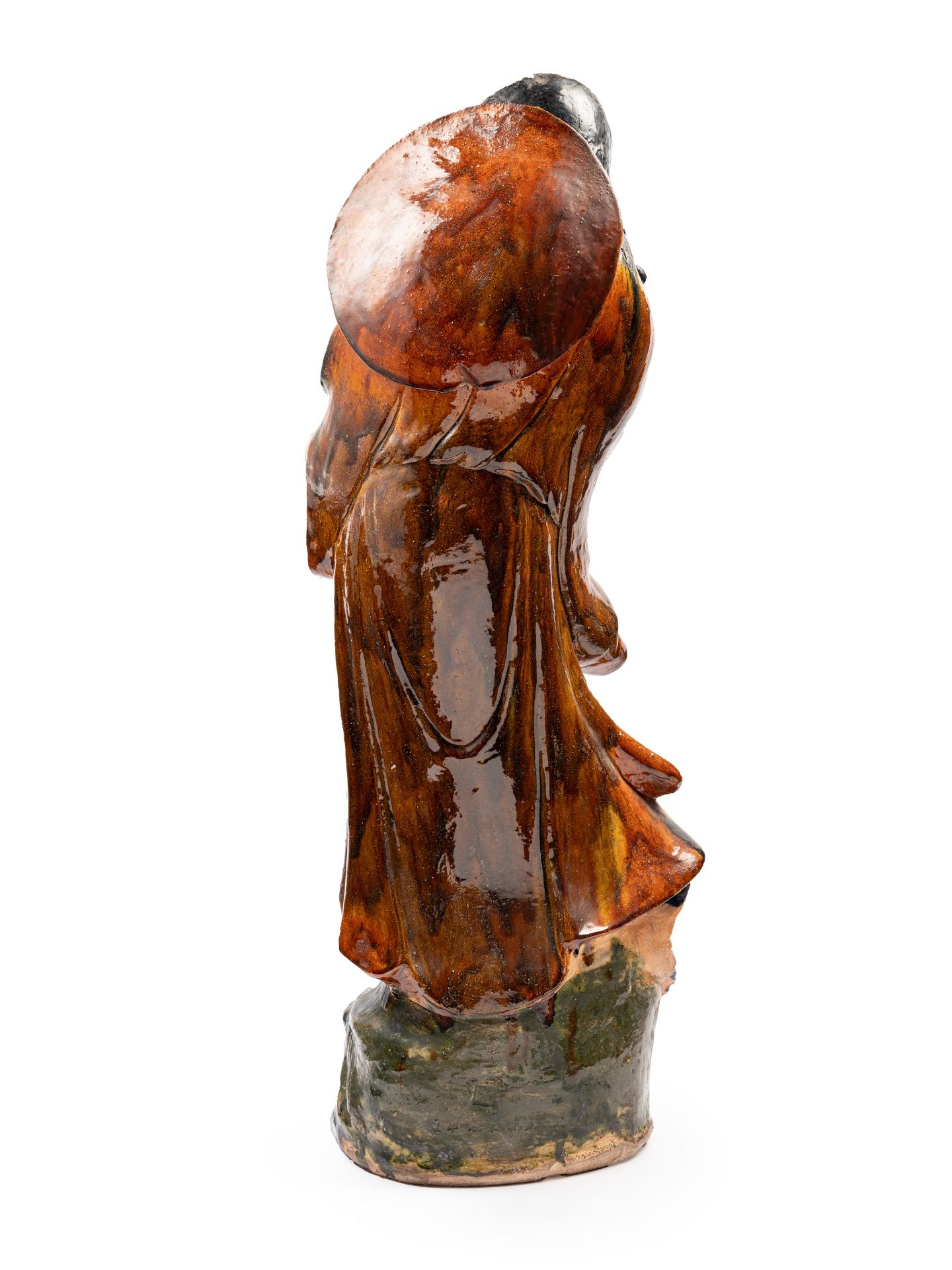 A HUGE SHIWAN CERAMIC FIGURE OF A LUOHAN, China, Qing dynasty (1644-1911) - Bild 2 aus 2