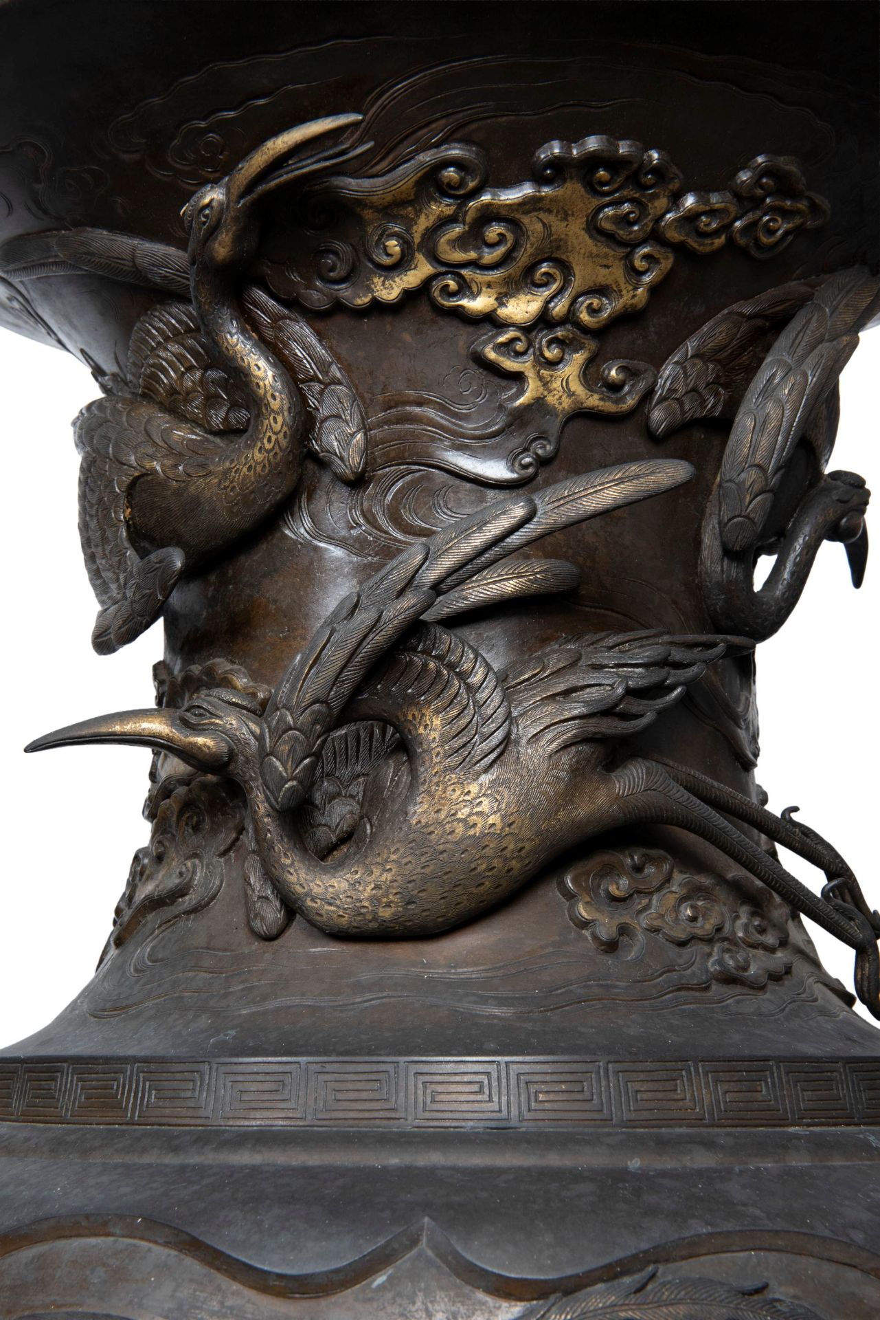 A LARGE PAIR OF BRONZE KOROS, Japan, Meiji period (1868-1912) - Bild 3 aus 9