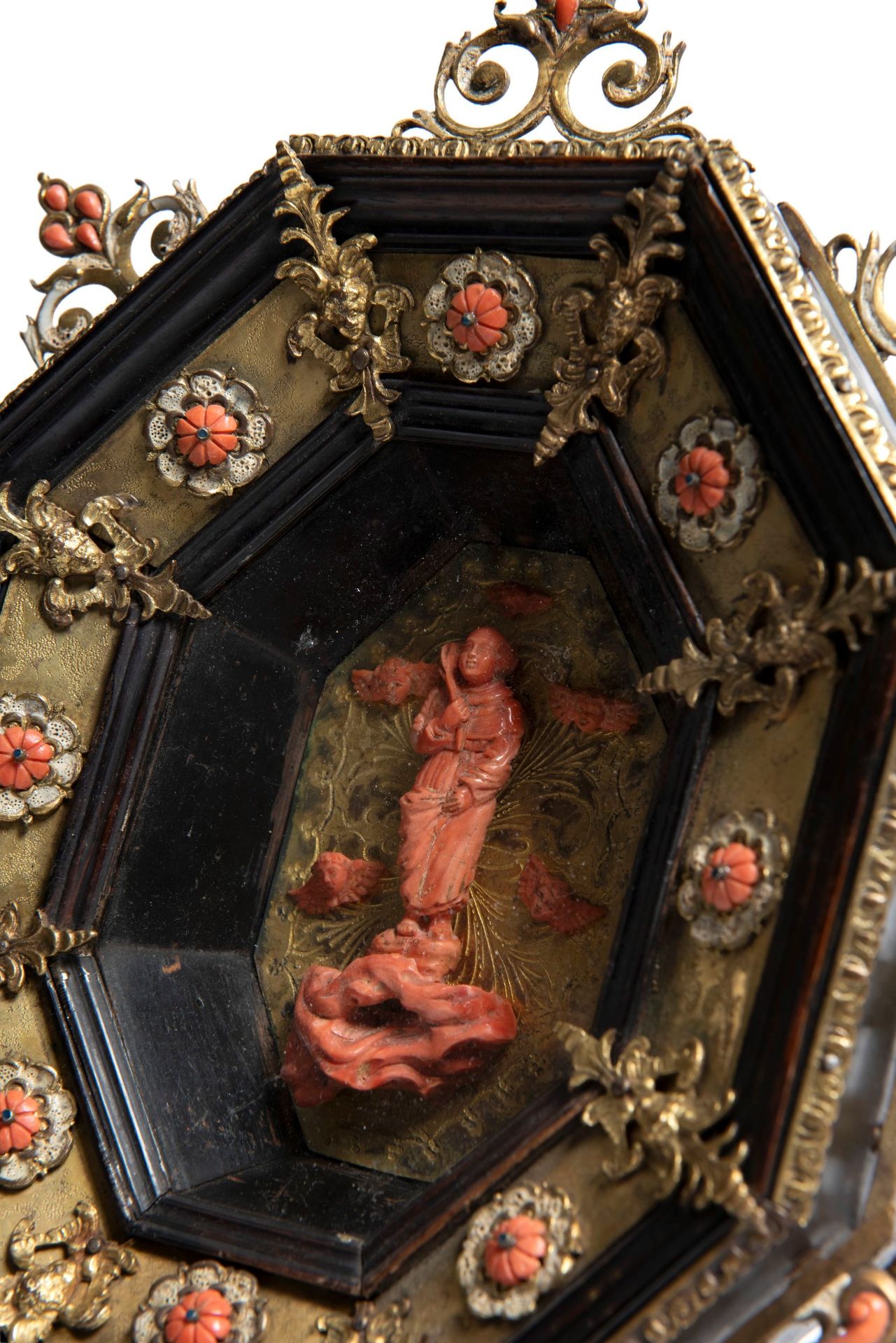 â˜¼DEVOTIONAL PANEL IN GILT BRONZE AND COPPER, ENAMELS, CORAL AND WOOD, Trapani, XVIII century - Bild 3 aus 3