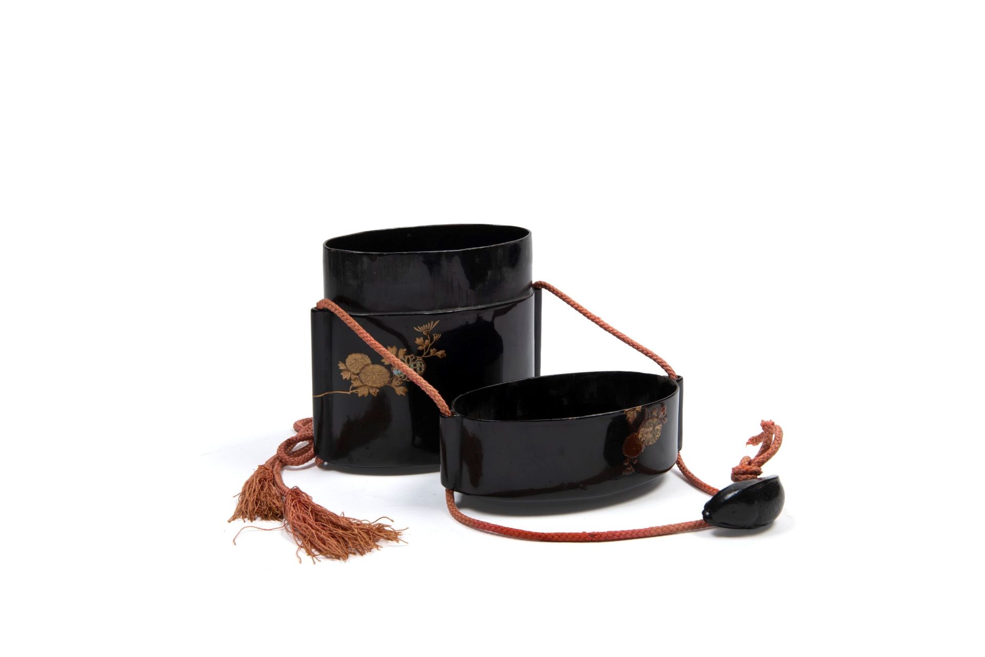 LARGE BLACK-AND-GOLD LACQUER INRO, Japan, Meiji period (1868-1912) - Bild 2 aus 2