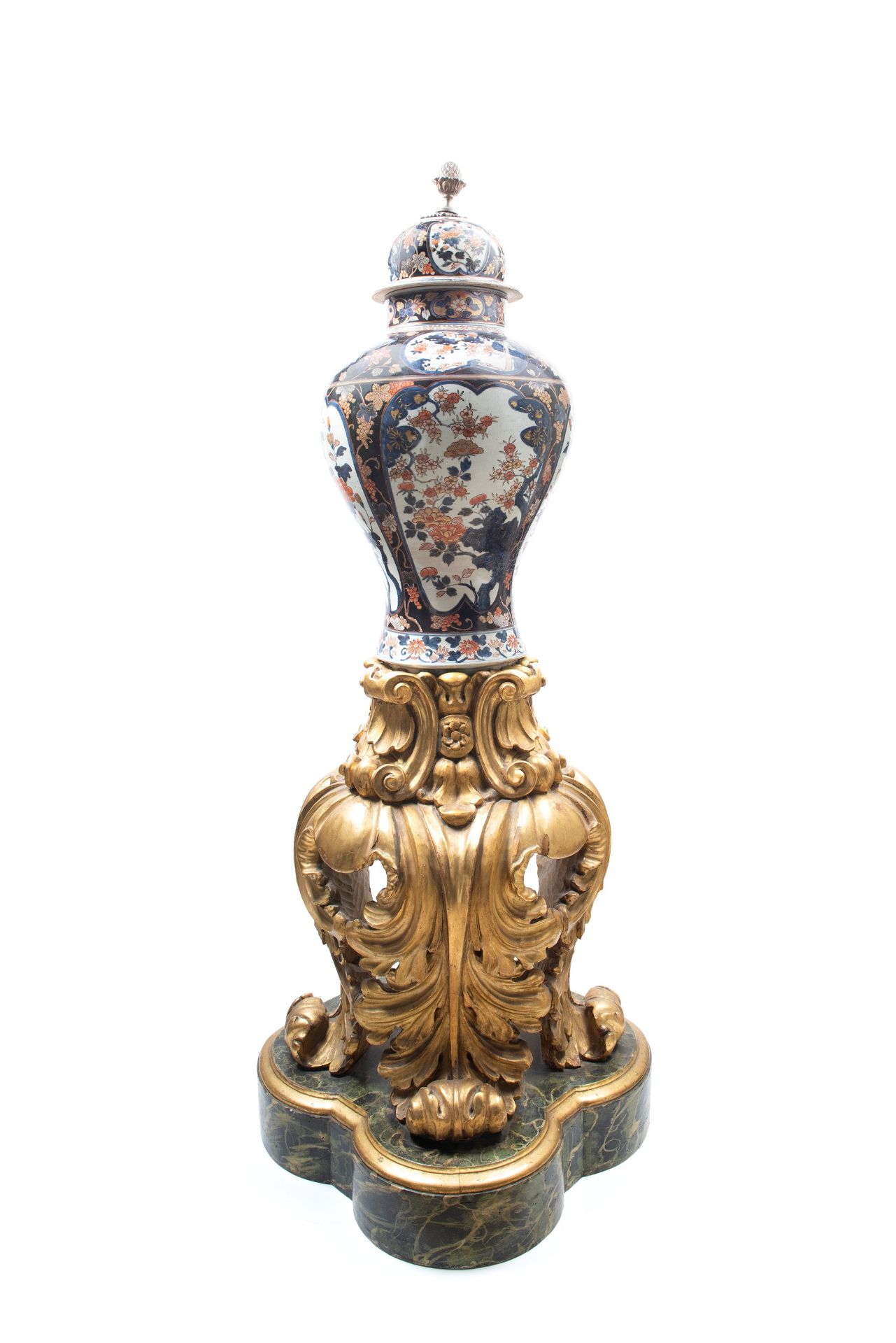 A LARGE IMARI PORCELAIN VASE WITH GILT-WOOD BASE, Japan, Meiji period (1868-1912)