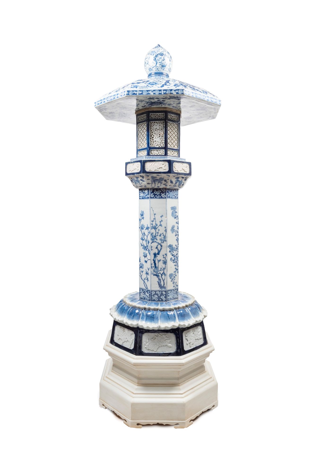 A LARGE BLUE AND WHITE PORCELAIN PAGODA, Japan, Arita, 19th century - Bild 2 aus 4
