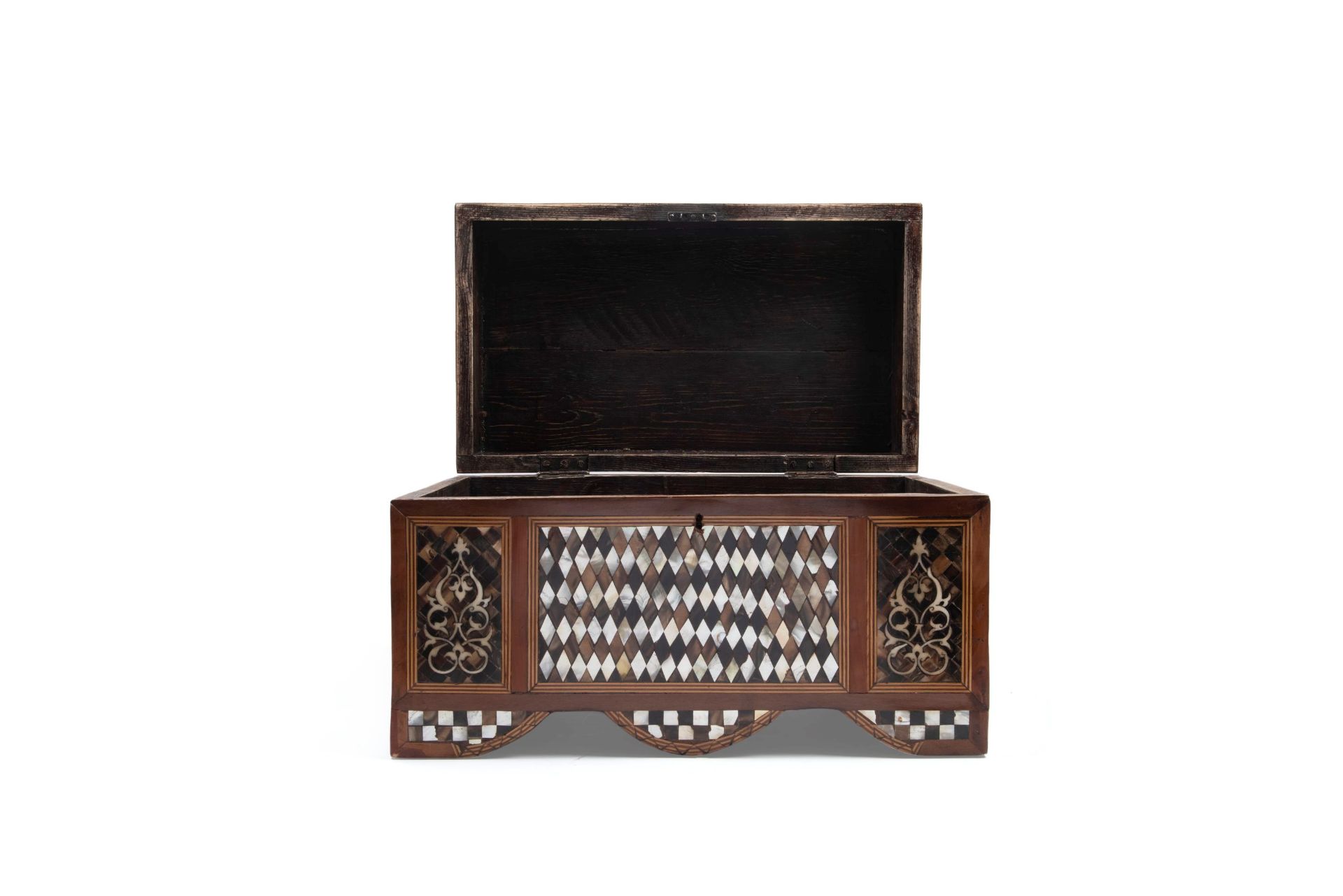 A LARGE MOORISH WOODEN CASKET, Turkey, early 20th century - Bild 3 aus 3