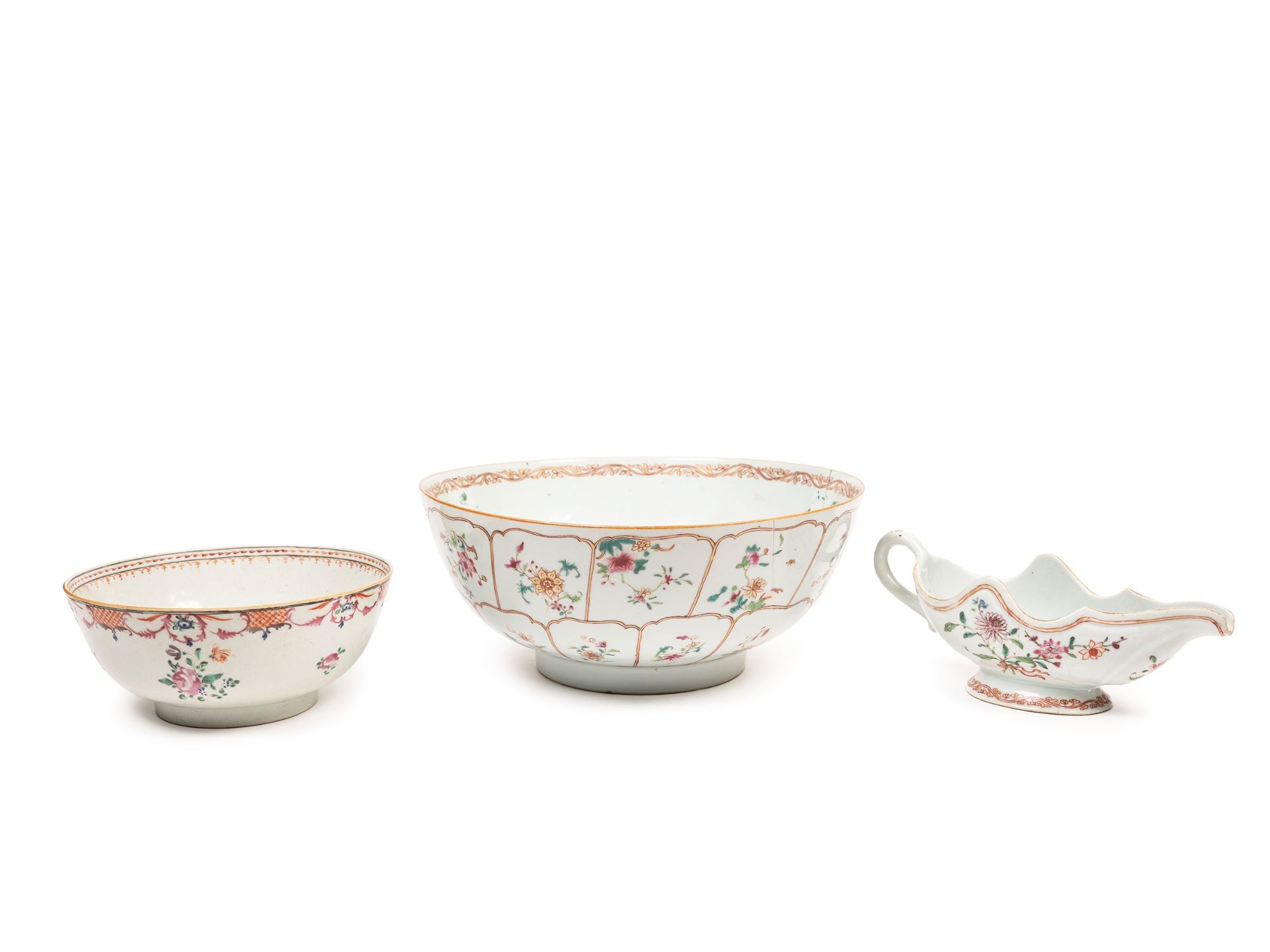 TWO EXPORT BOWLS AND A TUREEN IN FAMILLE-ROSE PORCELAIN, China, Qing dynasty, 18th century - Bild 2 aus 3