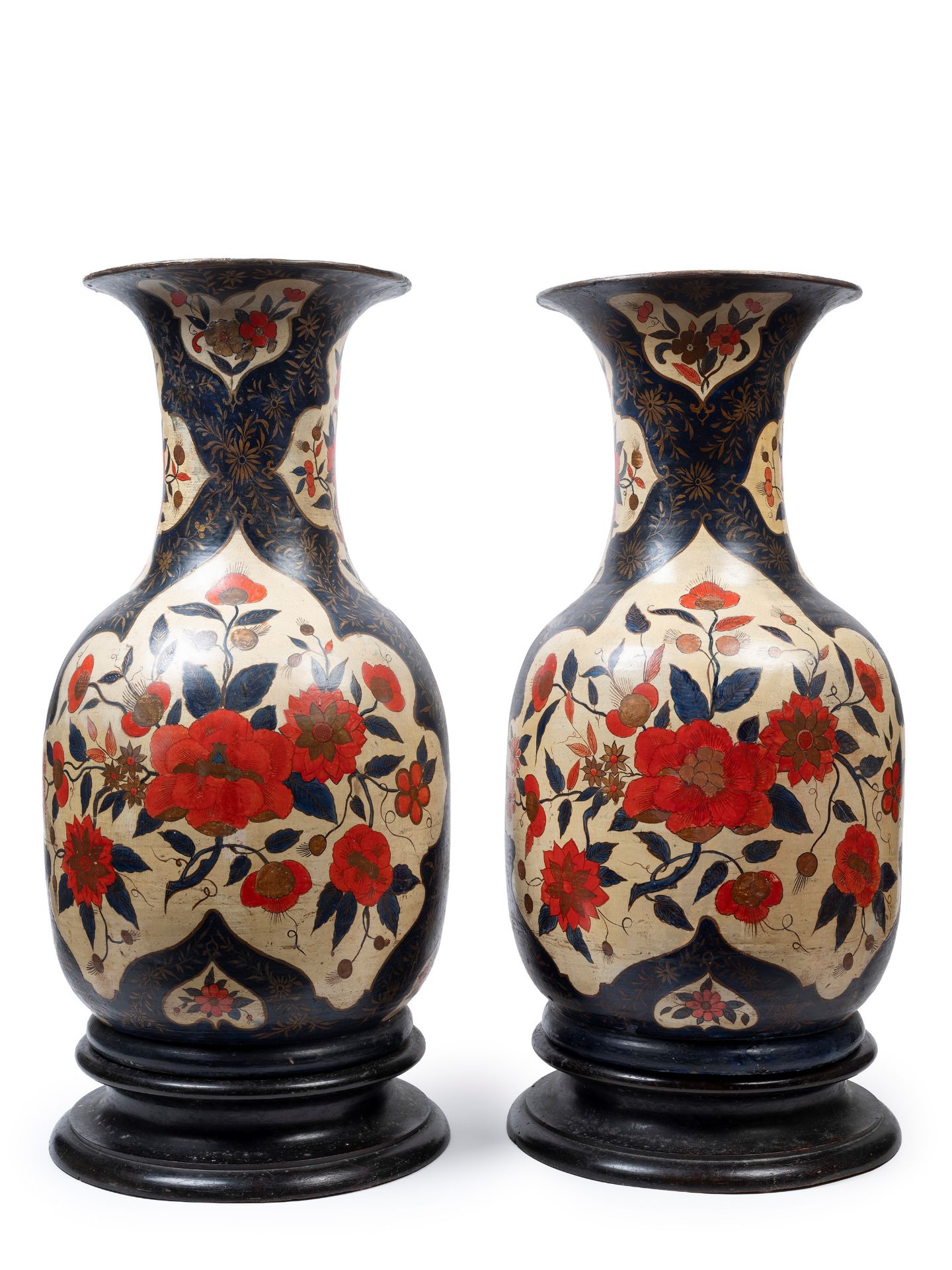 A PAIR OF LARGE LACQUERED TERRACOTTA VASES PAINTED IN CHINOISERIE, Piedmont, 18th century - Bild 2 aus 3