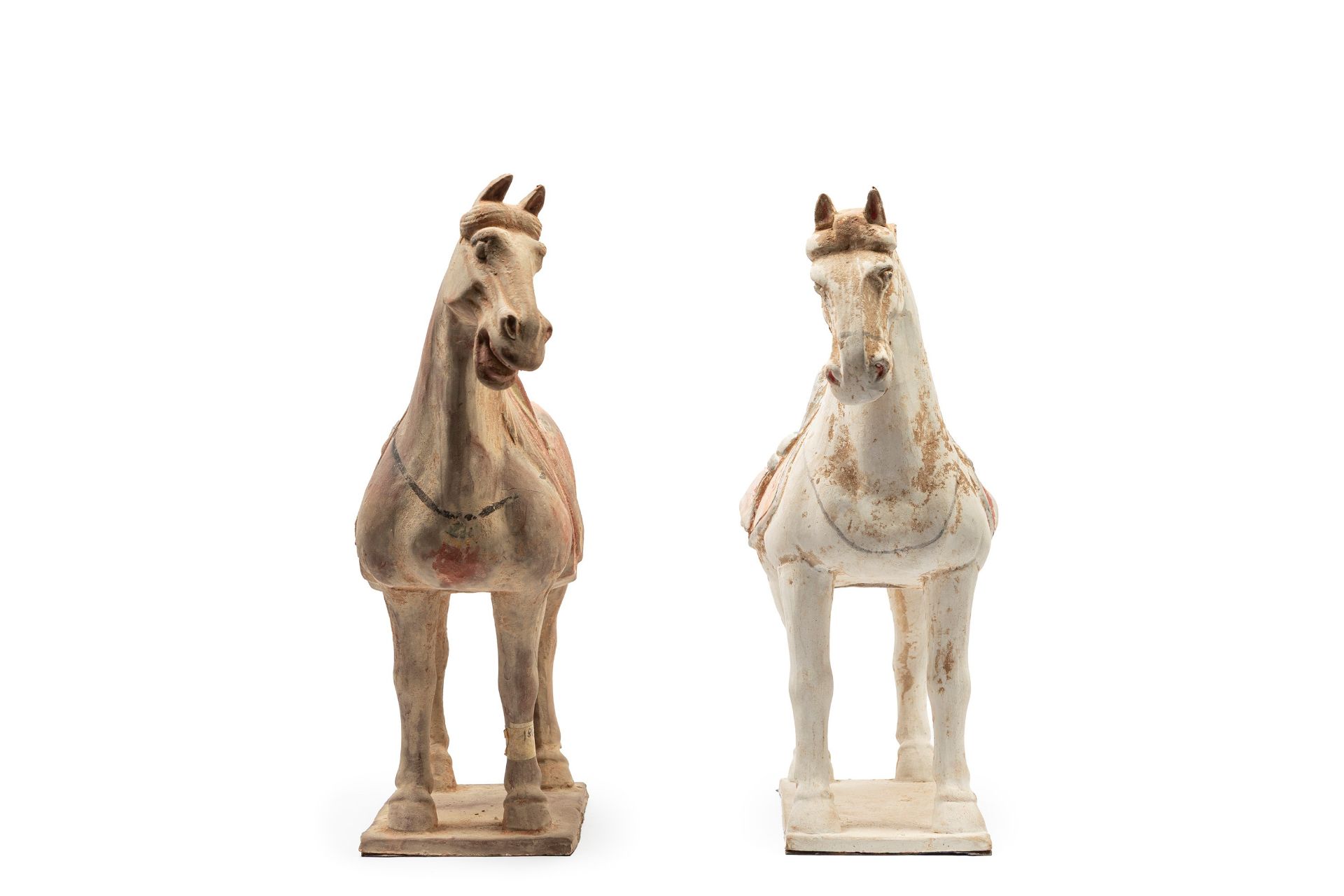 A PAIR OF CHINESE TERRACOTTA HORSES IN TANG STYLE, - Bild 3 aus 4