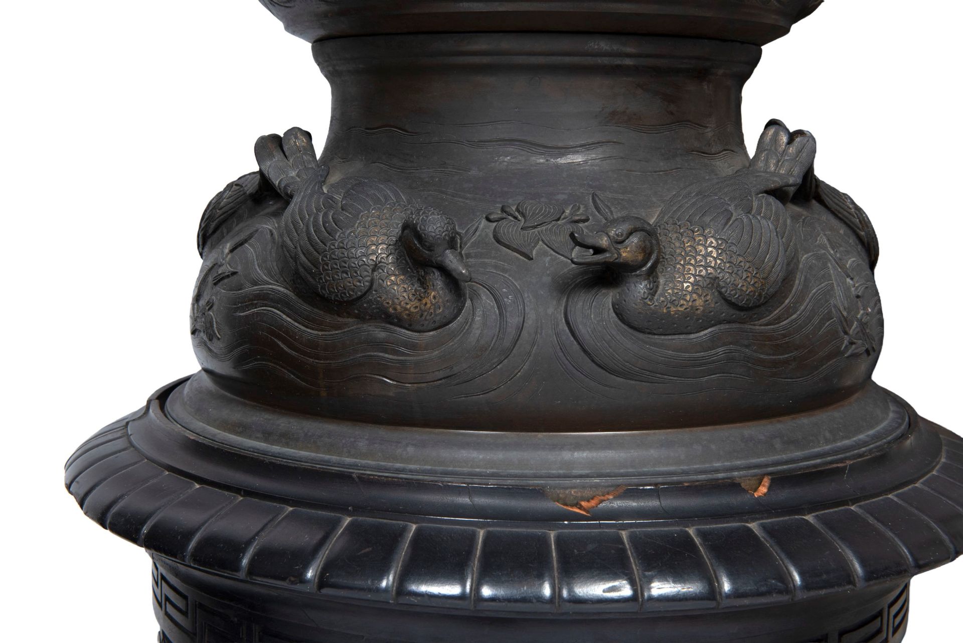 A LARGE PAIR OF BRONZE KOROS, Japan, Meiji period (1868-1912) - Bild 5 aus 9