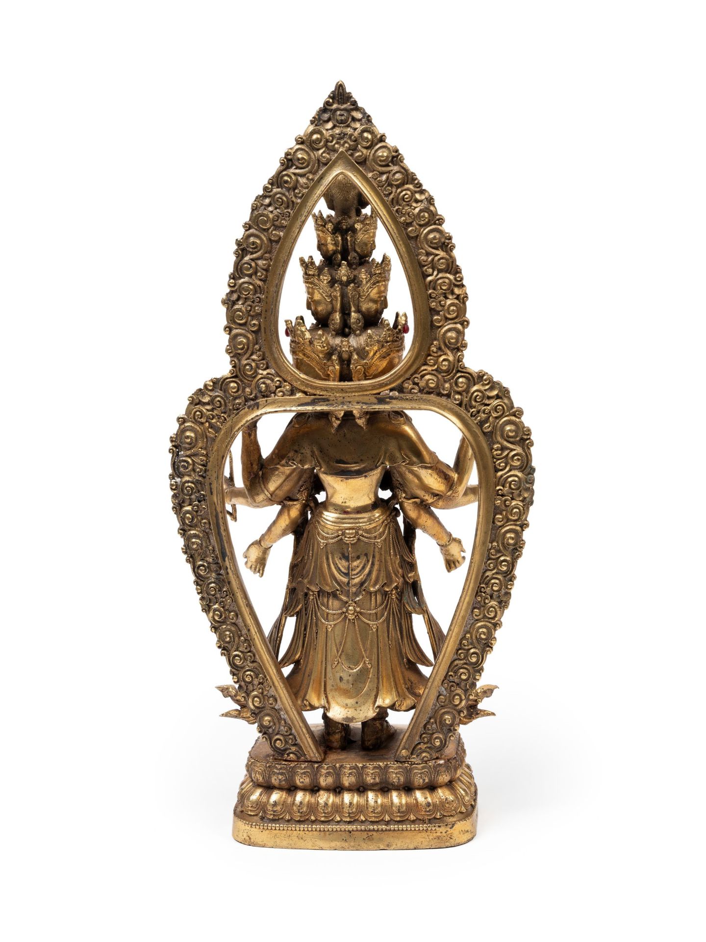 A GILT-BRONZE FIGURE OF Avalokiteshvara Ekadashamukha, China, 20th century - Bild 2 aus 3