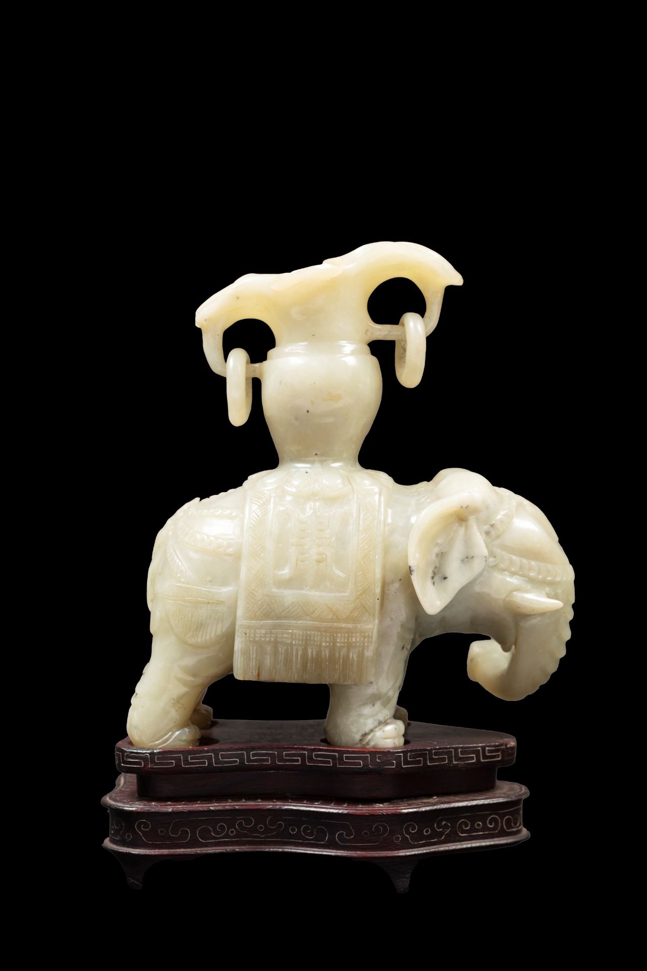 A SERPENTINE FIGURE OF AN ELEPHANT, China, 19th / 20th century - Bild 2 aus 5