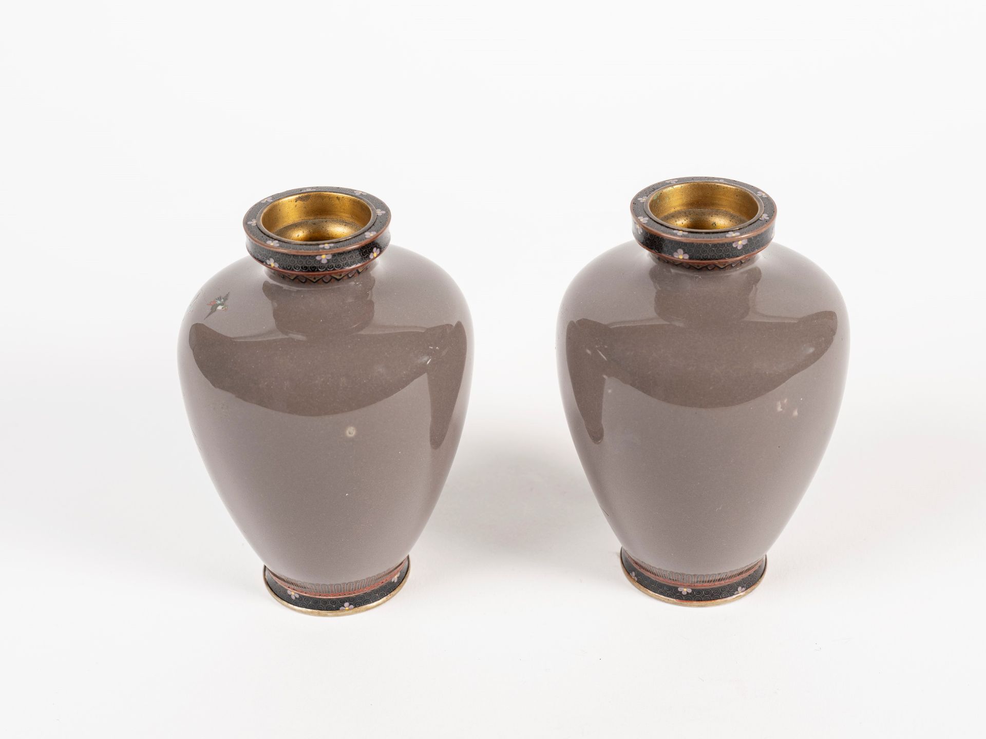 A PAIR OF SMALL CLOISONNÃ‰ VASES, Japan, Meiji period (1868-1912) - Bild 4 aus 4