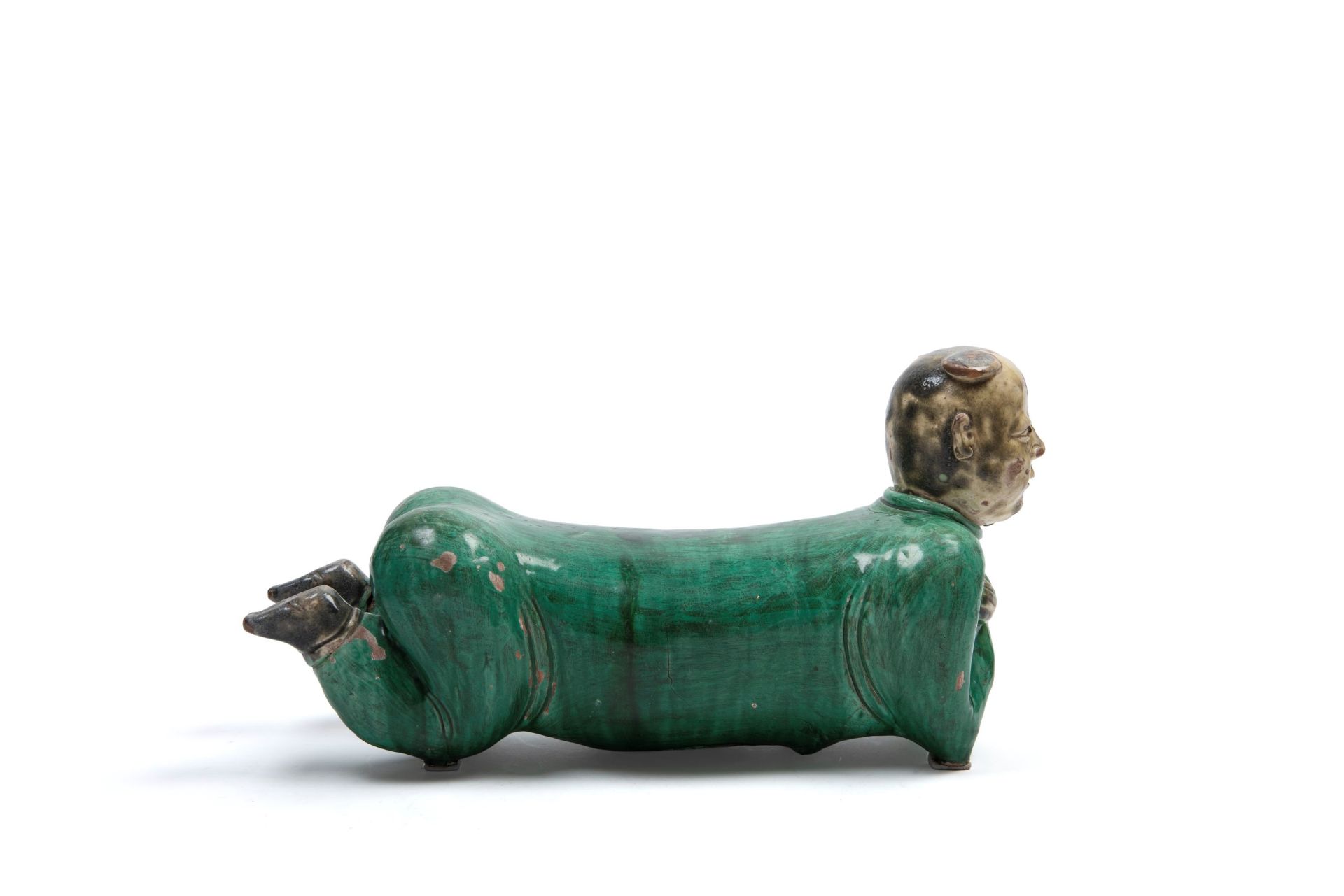 POLYCHROME SANCAI CERAMIC SCULPTURE DEPICTING A RECLINING CHILD, China, late 19th / early 20th centu - Bild 2 aus 5