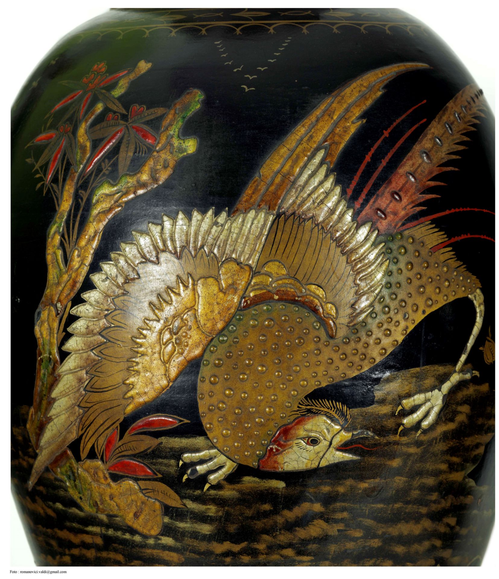 A RARE PAIR OF LACQUERED TERRACOTTA VASES IN CHINOISERIE STYLE, Berlin, late 18th / early 19th centu - Bild 4 aus 6