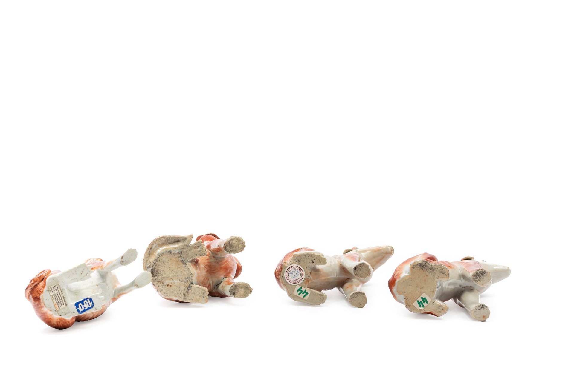 FOUR PORCELAIN FIGURES OF DOGS, China, Qing dynasty, 18th century - Bild 3 aus 3