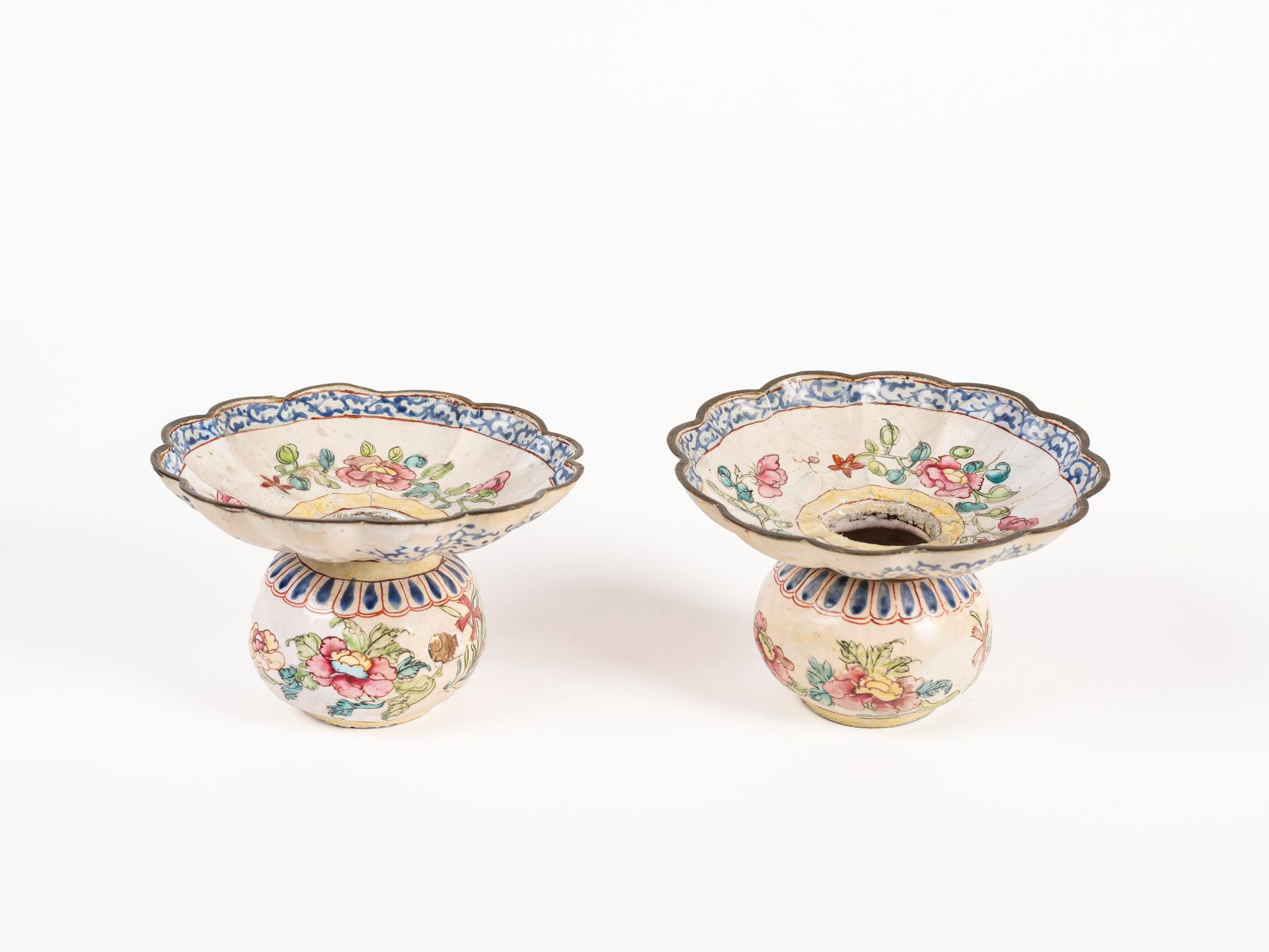 TWO PAINTED ENAMEL SMALL SPITTOONS, China, Qing dynasty, 19th century - Bild 2 aus 4