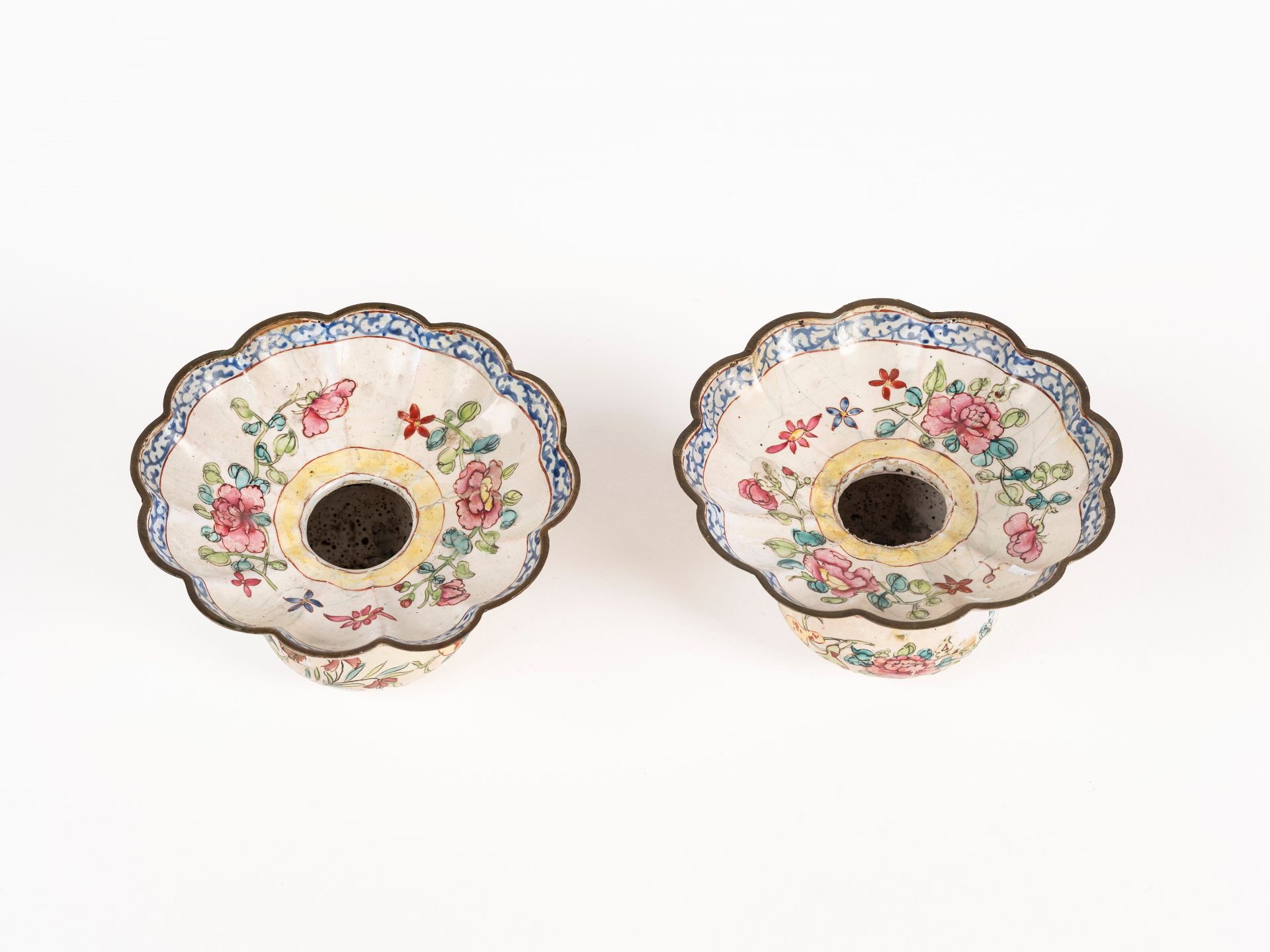 TWO PAINTED ENAMEL SMALL SPITTOONS, China, Qing dynasty, 19th century - Bild 3 aus 4