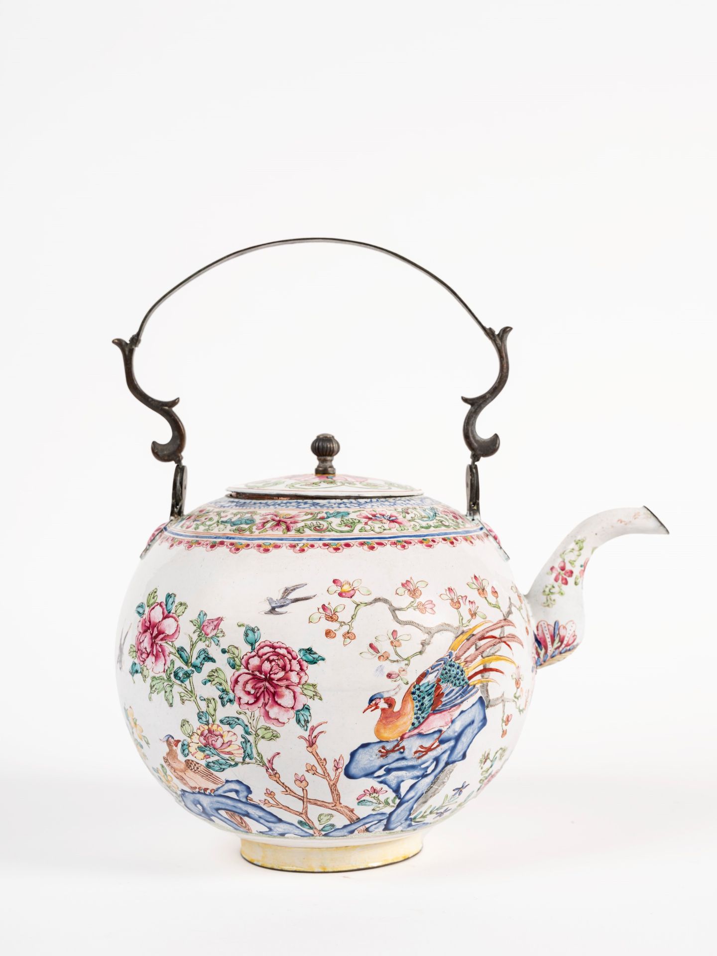 A PAINTED ENAMEL TEA-KETTLE, China, Qing dynasty, 18th century - Bild 2 aus 3