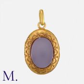 An Antique Agate Locket in 18K yellow gold, with ornate filigree work to both sides of the locket