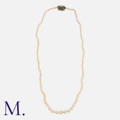 NO RESERVE - A Pearl Necklace in yellow gold, comprising a single strand of pearls measuring