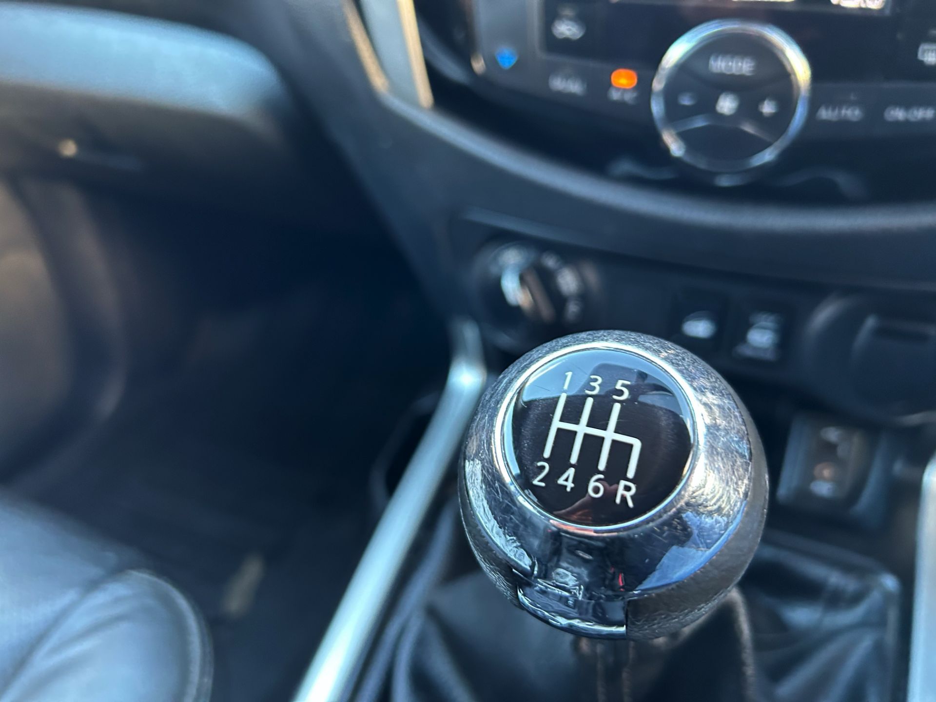 (ON SALE) NISSAN NAVARA 2.3 DCI 190 4WD TEKNA CREW CAB PICK UP (68 REG) AUTO S/S 12 x SERVICE STAMP - Image 13 of 18