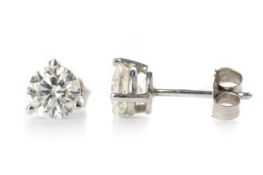 PAIR OF DIAMOND STUD EARRINGS,