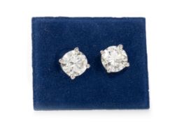 PAIR OF DIAMOND STUD EARRINGS,