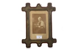 MAHOGANY AND BRASS PHOTOGRAPH FRAME, LATE 19TH / EARLY 20TH CENTURY