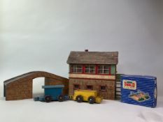 GROUP OF VINTAGE WOODEN MODEL RAILWAY ITEMS, AND OTHER MODEL RAILWAY ITEMS