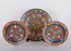 A lot with earthenware consisting of two plates and a dish Rhodian decoration. Large dish has a hair