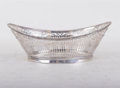 Silver bonbon/small bread basket with pearl rim and beautiful saw work. Weight: 189 grams, marked on