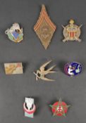 Lot d insignes troupes d Afrique. Comprenant un insigne du 1er RTA en laiton embouti. Un insigne