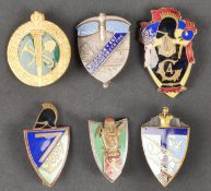 Lot d insignes genie et pionnier. Comprenant un insigne du 7eme genie emaille de fabrication