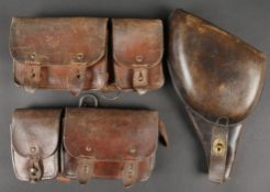 Lot d equipements France 40. Comprenant une paire de cartouchieres modele 193537, cote droit date