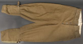 Pantalon golf 1938. En drap kaki, manchettes a deux rangees de cinq trous, pattes de serrage