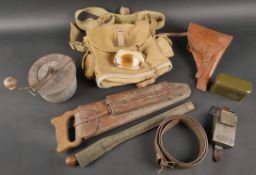 Lot d equipements France 40. Comprenant un moulin a cafe type Klepper avec bas de gamelle. Un etui