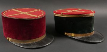 Lot de kepis du service de sante. Comprenant un kepi de lieutenant pharmacien, plateau rouge