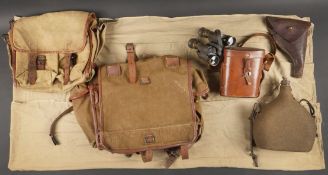 Lot d equipements France 40. Comprenant un sac a dos modele 1935 date 1938, bretelles presentes avec