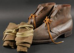 Paire de brodequins 1917. En cuir marron, rivets de renfort sur chaque brodequin, tous les œillets