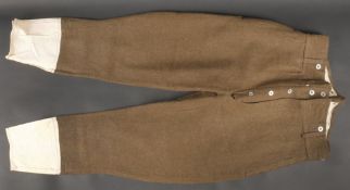 Culotte 1922. En drap kaki, manchettes en coton ecru, cinq boutons fermant la braguette, doublure en