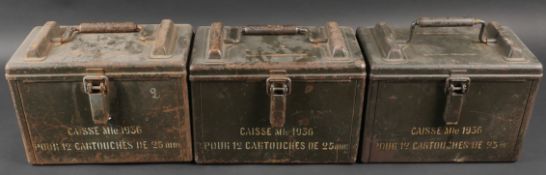 Caisses a munitions M1936. Comprenant trois caisses identiques en metal peint en kaki et portant les