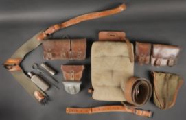 Lot d equipements France 40. Une paire de cartouchieres en cuir modele 193537, cote droit a marquage