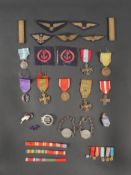 Lot de de medailles et insignes. Comprenant huit medailles francaises, un rappel de cinq medailles