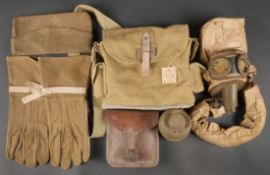 Lot d equipements France 40. Comprenant un masque anti gaz ANP encore dans sa livree d origine et
