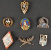 Lot d insignes d infanterie. Comprenant un insigne du 110eme RI sans marquage fabricant, poincon