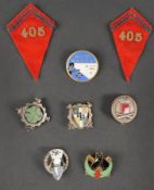 Lot d insignes d artillerie. Comprenant un insigne du 405eme RA DCA de fabrication Augis Lyon. Un